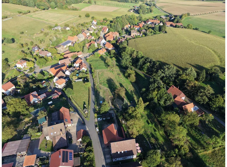 Grundstück mit Reitplatz, Trail und Wiesen