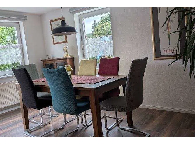Das Esszimmer bietet auch den Zugang zur Terrasse