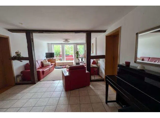 Ein helles Wohnzimmer im Erdgeschoss