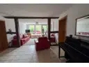 Ein helles Wohnzimmer im Erdgeschoss