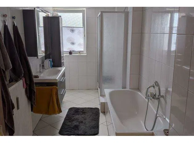 Bad im Erdgeschoss mit Fenster und Badewanne