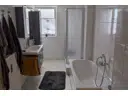 Bad im Erdgeschoss mit Fenster und Badewanne