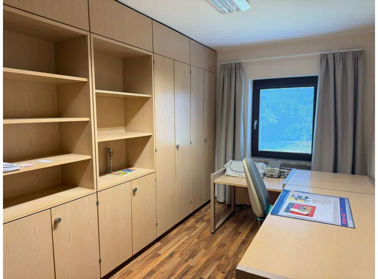 Arbeitszimmer möbliert