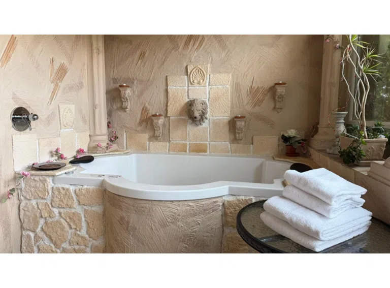 Whirlpool und Massageraum