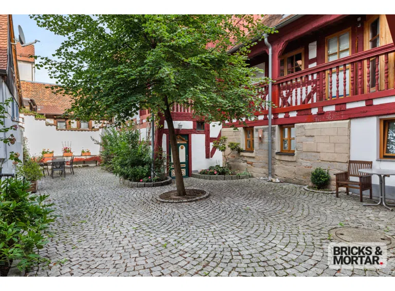 Hinterhof mit Aufenthaltsbereichen und zu den Lagerräumen