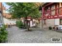 Hinterhof mit Aufenthaltsbereichen und zu den Lagerräumen