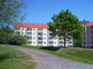 Titelbild für Die helle Zweiraumwohnung verfügt über ein Tageslichtbad. Über das Wohnzimmer