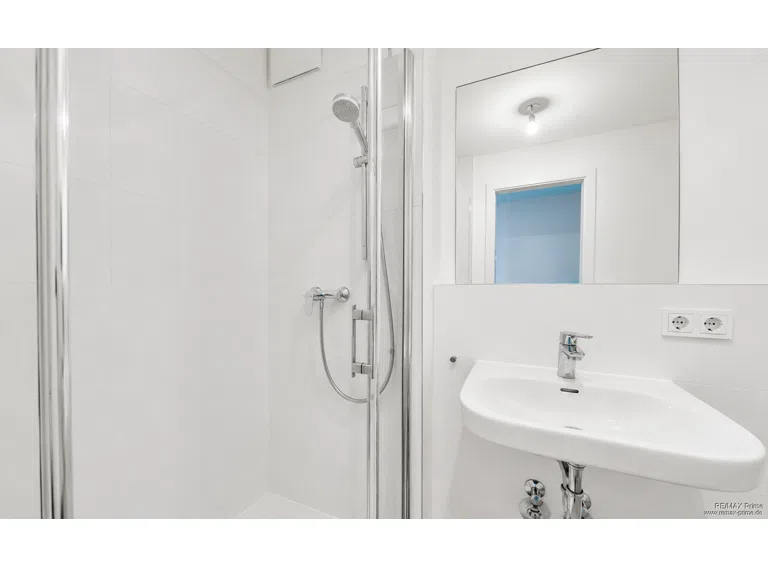 Bad mit neuwertiger Dusche