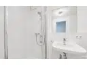 Bad mit neuwertiger Dusche
