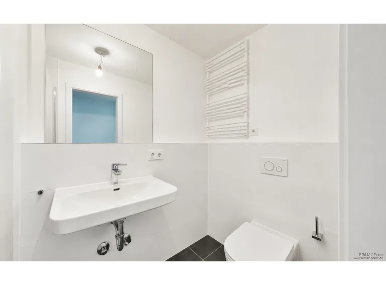 Bad mit neuwertiger Toilette