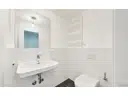 Bad mit neuwertiger Toilette