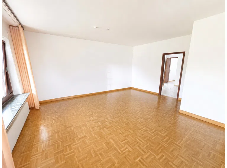 Wohnzimmer mit Durchgang zur Küche