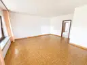 Wohnzimmer mit Durchgang zur Küche