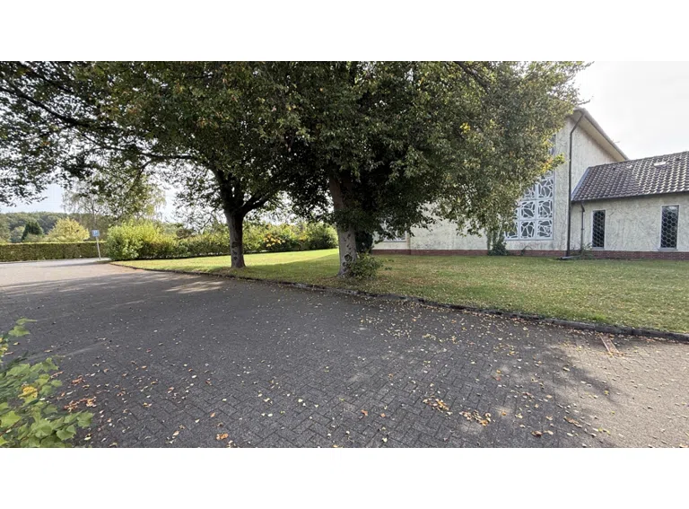 Parkplatz und Kirche