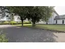 Parkplatz und Kirche