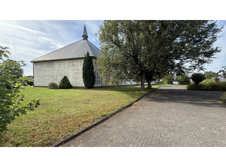 Kirche Seitenansicht mit Zufahrt