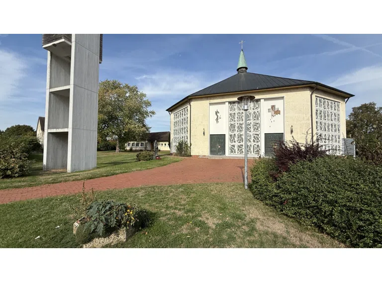 Kirche mit Glockenturm