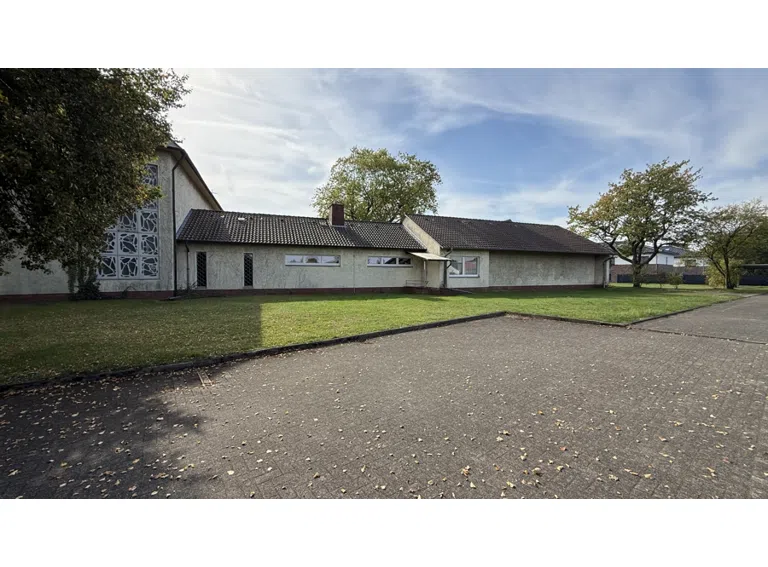 Kirche und Pfarrheim Parkplatz