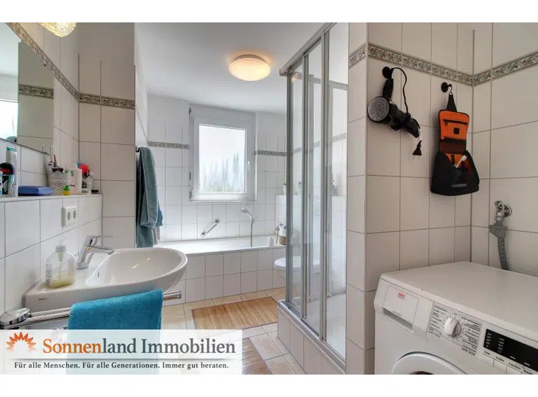 sauberes und helles Badezimmer mit Wanne, Dusche, Handtuchtrockner, etc...