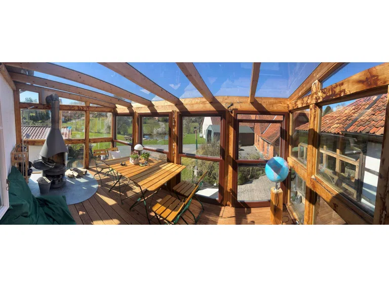 Blick vom Wintergarten auf das Grundstück