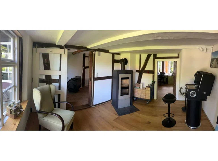 Empfangszimmer im Erdgeschoss mit Holzkamin
