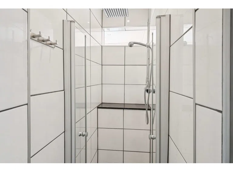Dusche Hauptwohnung