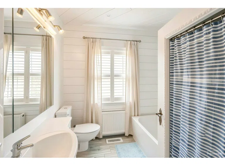 Badezimmer Hauptwohnung (KI-generiert)