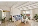 Wohnzimmer mit Blick auf Wintergarten (KI-generiert)