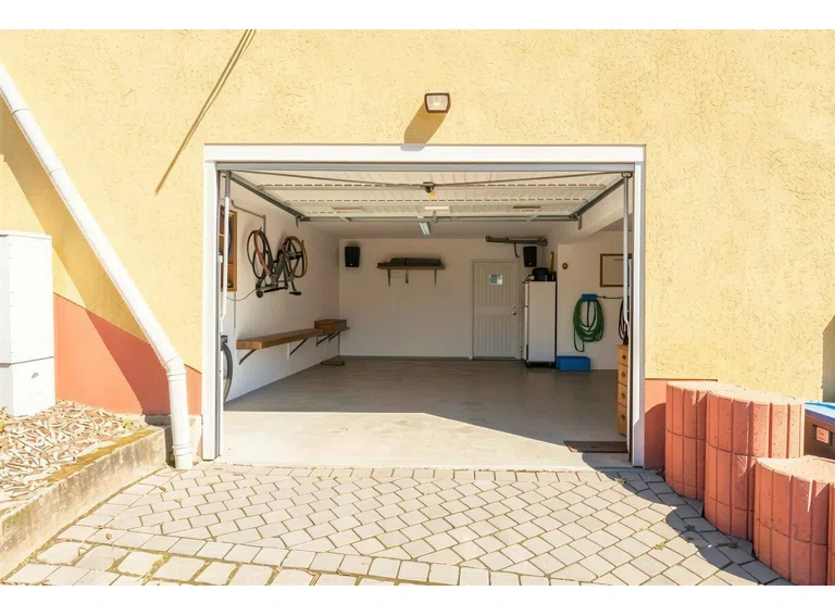 Garage Haus 2 - (KI generiert)