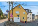 Außenansicht Haus 2 mit Garagentor