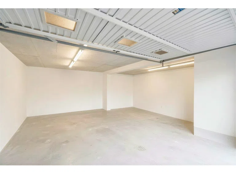 Garage Haus 2 - (KI generiert)