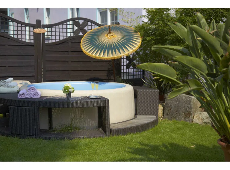 Whirlpool im Garten