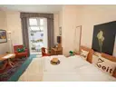 Schlafzimmer mit Balkon zum Garten