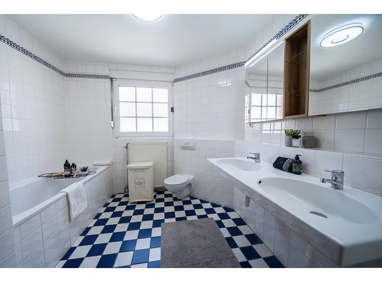 Bad mit Badewanne