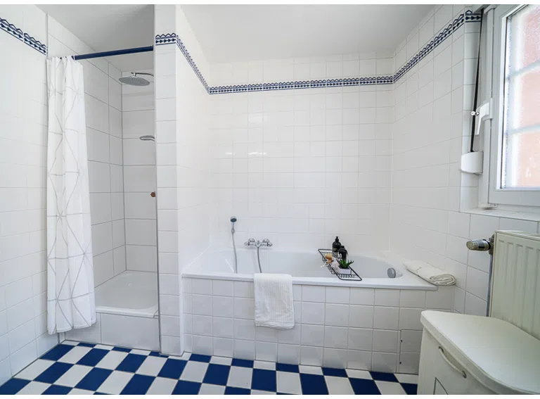 Badezimmer Ansicht 1