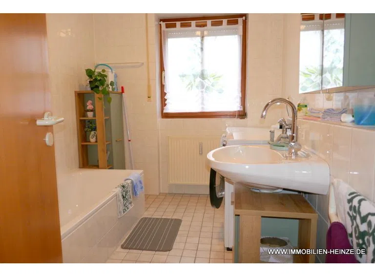 Bad mit Wanne und Fenster
