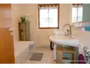 Bad mit Wanne und Fenster