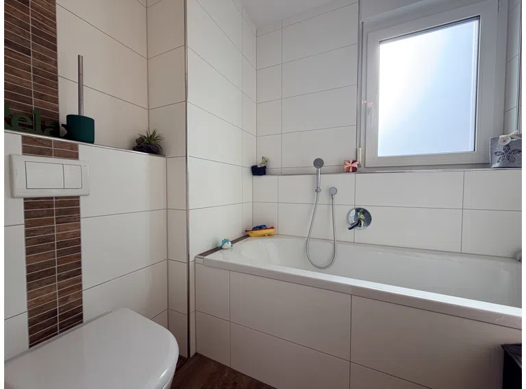 mit Dusche und Wanne