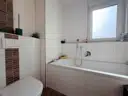 mit Dusche und Wanne