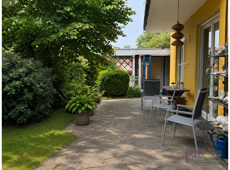 EG Terrasse West mit Blick zum Carport und Gartenhaus