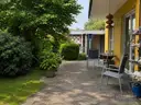 EG Terrasse West mit Blick zum Carport und Gartenhaus