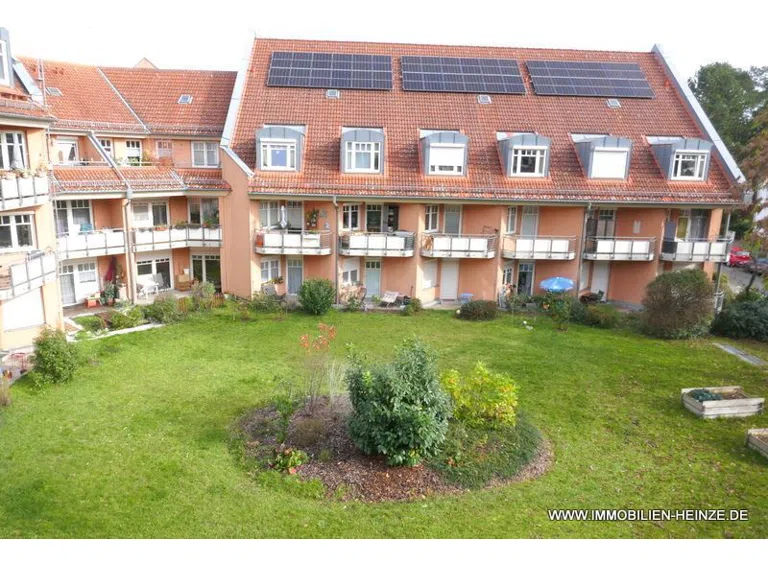 gepflegte Anlage mit Photovoltaik