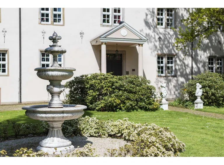 Außenansicht mit Brunnen