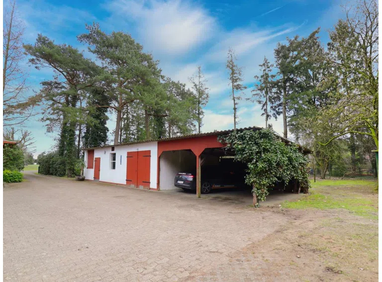 Schuppen mit Werkstatt und Carports