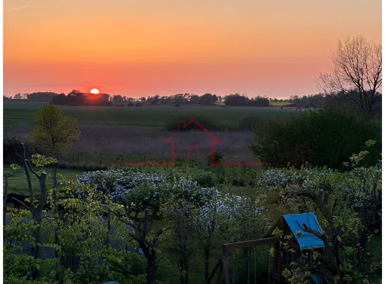 Sonnenuntergang über der weitläufigen Landschaft – ein besonderer Blickfang