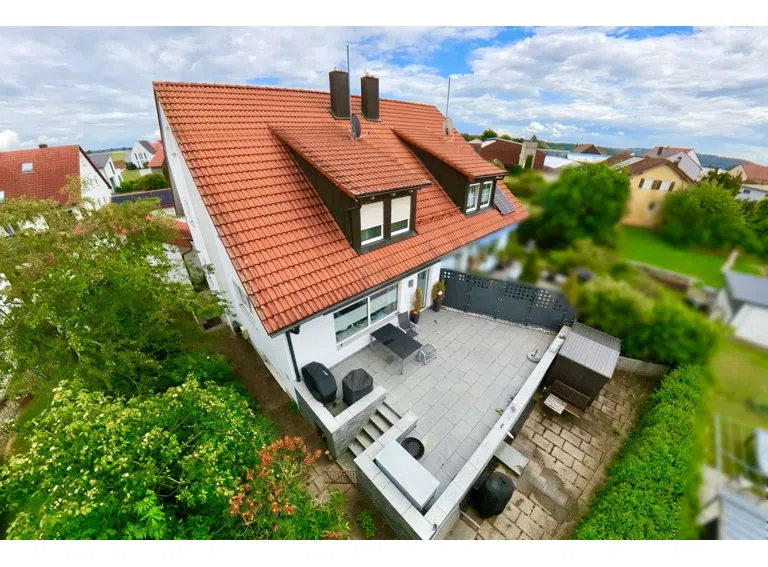 Blick auf die Terrasse / Gartenseite