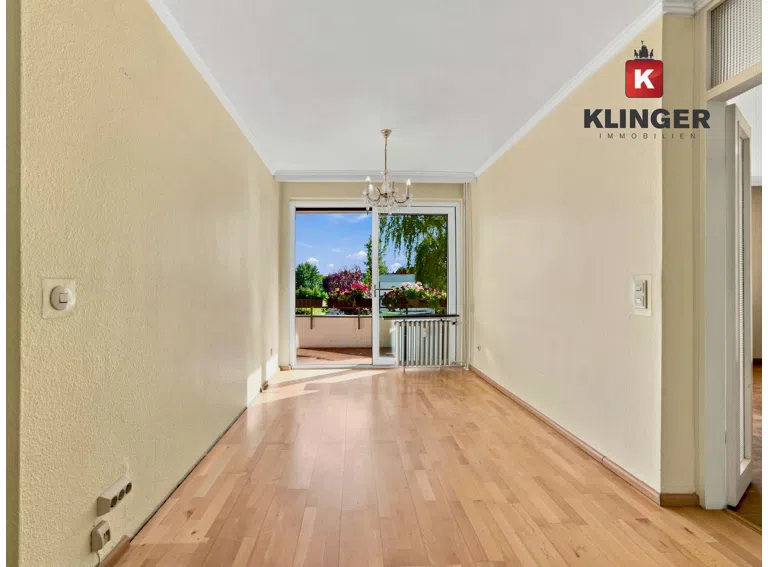 Essbereich mit Zugang zum Balkon