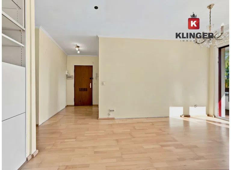 Blick vom Wohnzimmer in Essbereich und Eingang