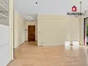 Blick vom Wohnzimmer in Essbereich und Eingang