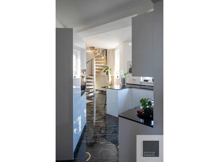 Küche mit Blick zur Treppe